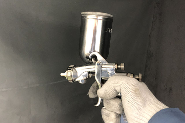 Gravity feed air spray